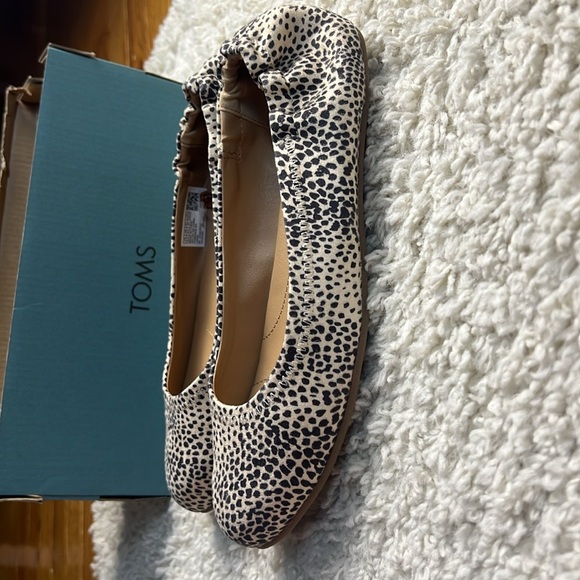 WOMENS TOMS JUDITH BEIGE MINI CHEETAH SUEDE FLAT SIZE 6.5 NWT - Picture 3 of 9